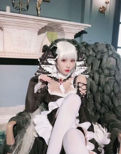 女初中生
